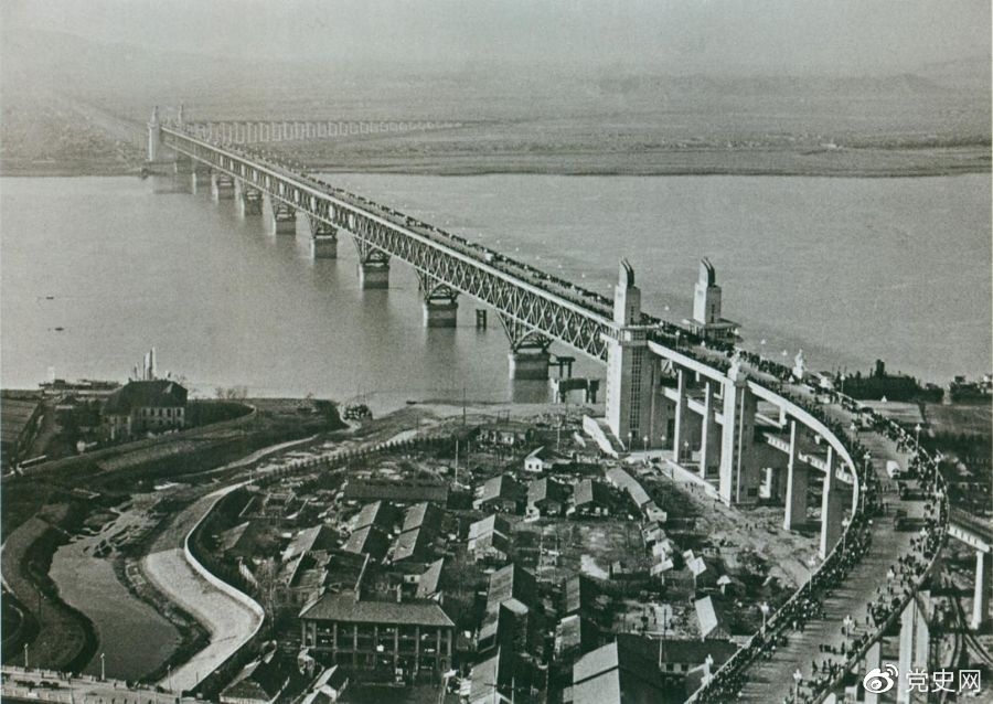 1968年12月29日， 南京长江大桥全面建成通车。这是当时中国自行设计建造的最大的铁路、公路两用桥。