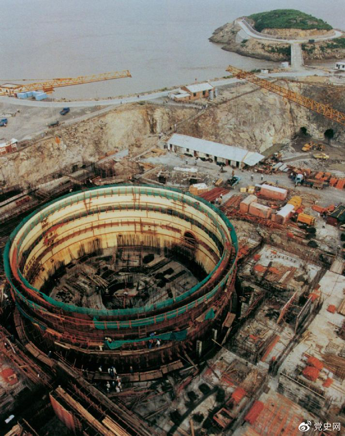 1991年12月15日，中国第一座自行设计、自行建造的核电站——秦山核电站并网发电。图为建设中的秦山核电站。