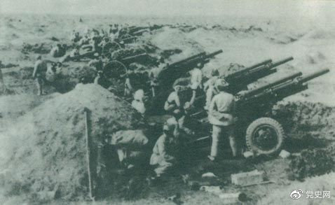 辽沈战役于1948年9月12日打响，东北野战军首先攻克锦州，至11月2日战役全部结束，歼灭卫立煌集团47万余人，取得震惊中外的巨大胜利。这是围攻锦州的东北野战军炮群。