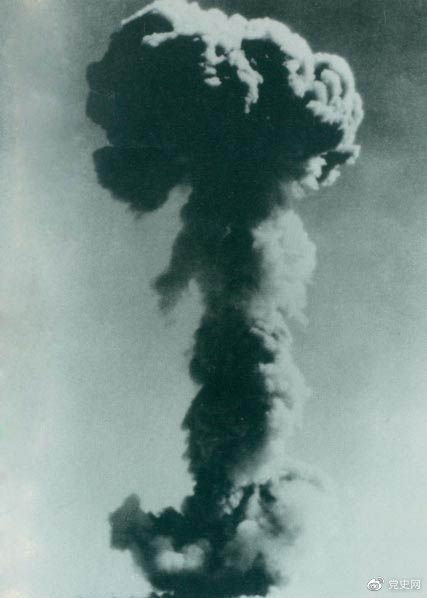 1964年10月16日，中国第一颗原子弹爆炸成功。中国政府发表声明，郑重宣布：中国在任何时候、任何情况下，都不会首先使用核武器。 1964年10月16日，中国第一颗原子弹爆炸成功。中国政府发表声明，郑重宣布：中国在任何时候、任何情况下，都不会首先使用核武器。